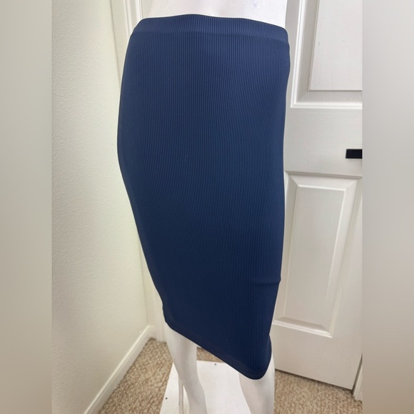 Nadia Tarr Elegant Navy Blue Ribbed Skirt Size Large.    #207 - Picture 1 of 11